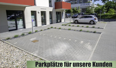 Kundenparkplätze vor einem Bestattungshaus in Stralsund